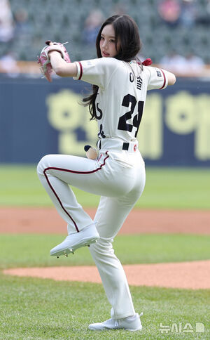 【フォト】始球式 をするKiiiKiiiのイソル　／ソウル