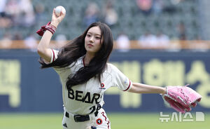 【フォト】始球式 をするKiiiKiiiのイソル　／ソウル