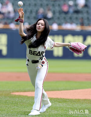 【フォト】始球式 をするKiiiKiiiのイソル　／ソウル