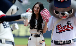 【フォト】始球式 をするKiiiKiiiのイソル　／ソウル