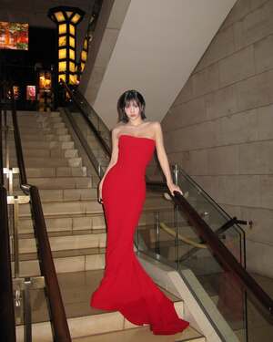 TWICEモモ 真っ赤なオフショルダー・ドレスで魅惑のまなざし