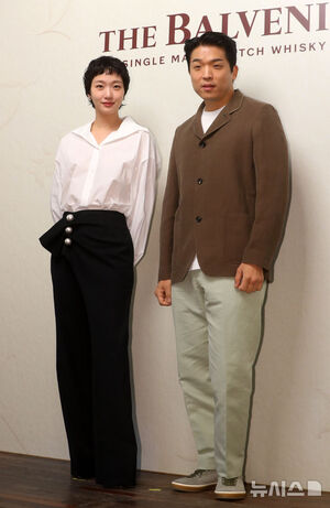 【フォト】ポーズを取るキム・ゴウン＆アン・ソンジェ・シェフ