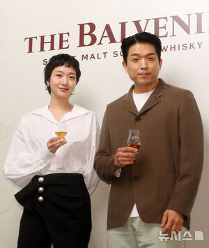 【フォト】ポーズを取るキム・ゴウン＆アン・ソンジェ・シェフ