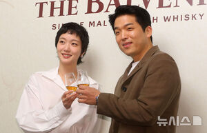 【フォト】ポーズを取るキム・ゴウン＆アン・ソンジェ・シェフ