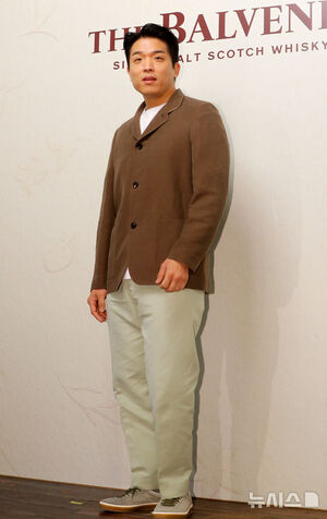 【フォト】ポーズを取るキム・ゴウン＆アン・ソンジェ・シェフ