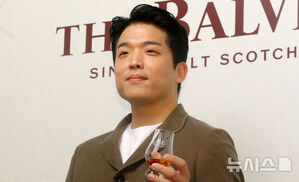 【フォト】ポーズを取るキム・ゴウン＆アン・ソンジェ・シェフ