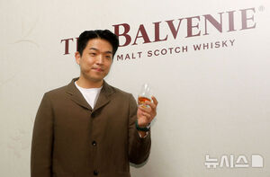 【フォト】ポーズを取るキム・ゴウン＆アン・ソンジェ・シェフ