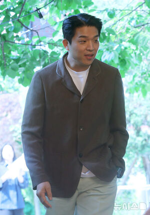 【フォト】ポーズを取るキム・ゴウン＆アン・ソンジェ・シェフ