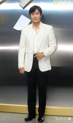 【フォト】イ・ビョンホン、白いジャケット＆高級腕時計を身に着け「紳士の品格」