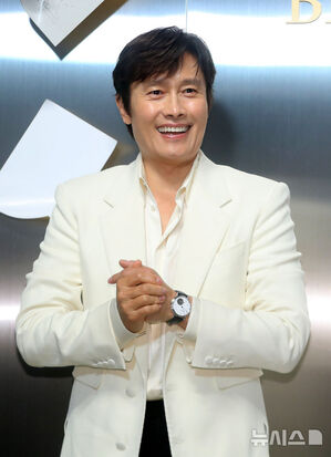 【フォト】イ・ビョンホン、白いジャケット＆高級腕時計を身に着け「紳士の品格」