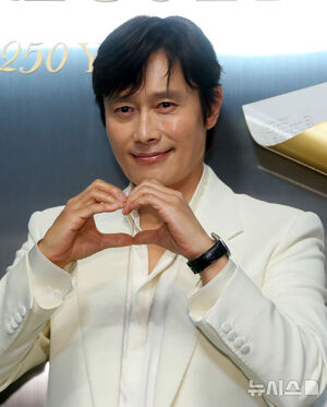 【フォト】イ・ビョンホン、白いジャケット＆高級腕時計を身に着け「紳士の品格」