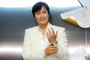 【フォト】イ・ビョンホン、白いジャケット＆高級腕時計を身に着け「紳士の品格」