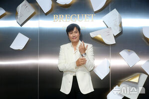 【フォト】イ・ビョンホン、白いジャケット＆高級腕時計を身に着け「紳士の品格」