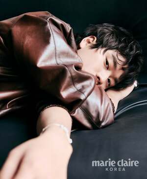 【フォト】シンガーソングライターのイ・ムジン「大人のムード」放つグラビア公開