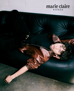 【フォト】シンガーソングライターのイ・ムジン「大人のムード」放つグラビア公開