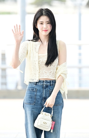 【フォト】ハン・ソヒ、Diorのショーに出席するため出国…一方の肩をチラ見せ