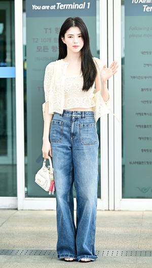 【フォト】ハン・ソヒ、Diorのショーに出席するため出国…一方の肩をチラ見せ