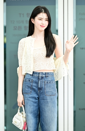 【フォト】ハン・ソヒ、Diorのショーに出席するため出国…一方の肩をチラ見せ