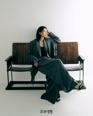 【フォト】49歳ユソン『主婦生活』表紙登場…大胆な衣装も