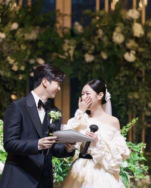 【フォト】チョンドゥン＆ミミ、挙式の写真公開…甘い眼差しの二人