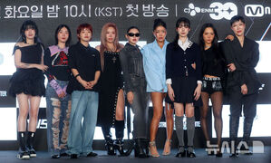 【フォト】ポーズを取る『WORLD OF STREET WOMAN FIGHTER』の出演者たち