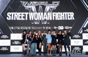 【フォト】ポーズを取る『WORLD OF STREET WOMAN FIGHTER』の出演者たち