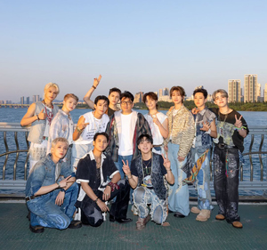 ダイエットに成功したパン・シヒョク議長、SEVENTEENと潜水橋で仲良くポーズ 「10周年おめでとう」