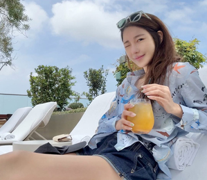 両親と縁を切ったイ・ジア、ショートパンツ姿でさわやか夏コーデ