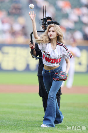 【フォト】始球式に臨むIVEガウル