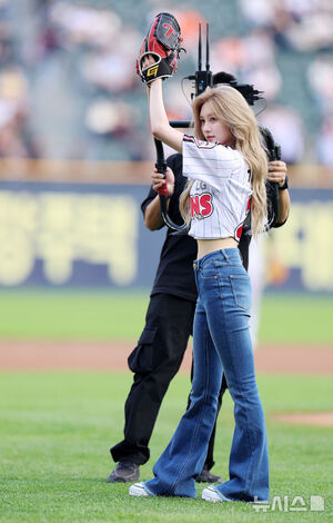 【フォト】始球式に臨むIVEガウル