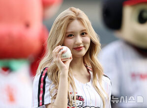 【フォト】始球式に臨むIVEガウル