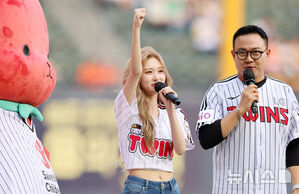 【フォト】始球式に臨むIVEガウル