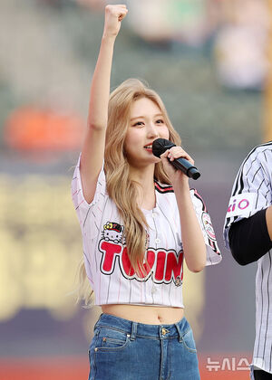 【フォト】始球式に臨むIVEガウル