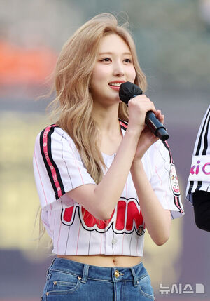 【フォト】始球式に臨むIVEガウル