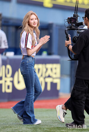 【フォト】始球式に臨むIVEガウル