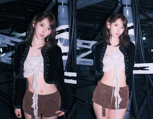 清純ビジュアルのLE SSERAFIMサクラ、きゃしゃなウエスト際立つステージ衣装