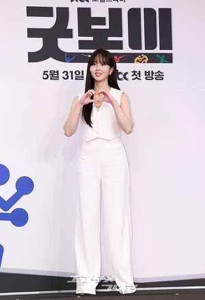 【フォト】キム・ソヒョン、まばゆい白の装い