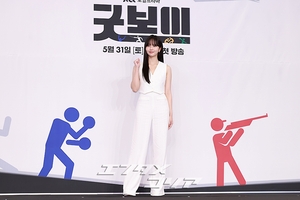 【フォト】キム・ソヒョン、まばゆい白の装い