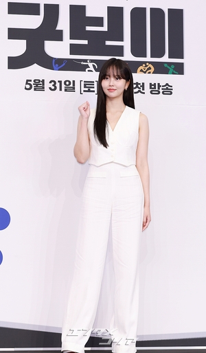 【フォト】キム・ソヒョン、まばゆい白の装い