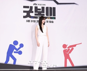 【フォト】キム・ソヒョン、まばゆい白の装い