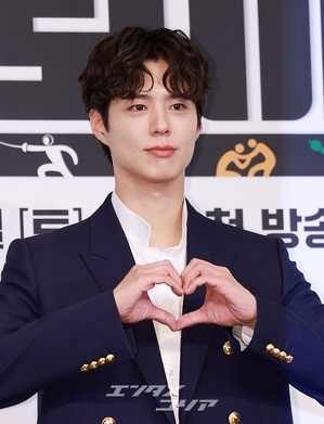 【フォト】ボクシング金メダリストのユン・ドンジュ役演じるパク・ボゴム