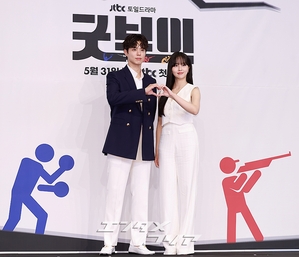 【フォト】パク・ボゴム＆キム・ソヒョン、ラブラブカップルのハート・ポーズ