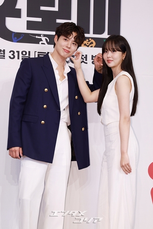 【フォト】パク・ボゴム＆キム・ソヒョン、ラブラブカップルのハート・ポーズ