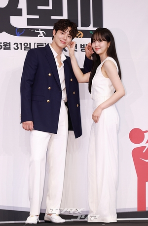 【フォト】パク・ボゴム＆キム・ソヒョン、ラブラブカップルのハート・ポーズ