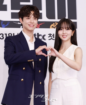 【フォト】パク・ボゴム＆キム・ソヒョン、ラブラブカップルのハート・ポーズ