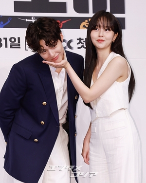 【フォト】パク・ボゴム＆キム・ソヒョン、ラブラブカップルのハート・ポーズ