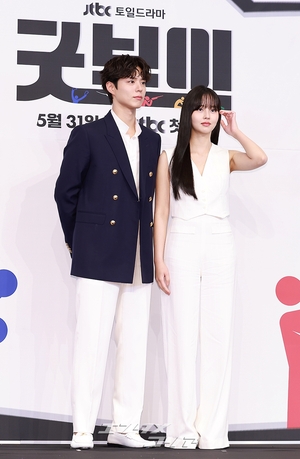 【フォト】パク・ボゴム＆キム・ソヒョン、ラブラブカップルのハート・ポーズ