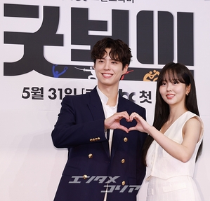 【フォト】パク・ボゴム＆キム・ソヒョン、ラブラブカップルのハート・ポーズ