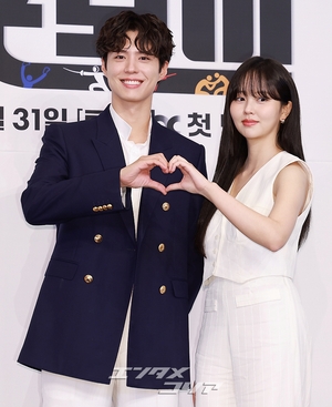 【フォト】パク・ボゴム＆キム・ソヒョン、ラブラブカップルのハート・ポーズ