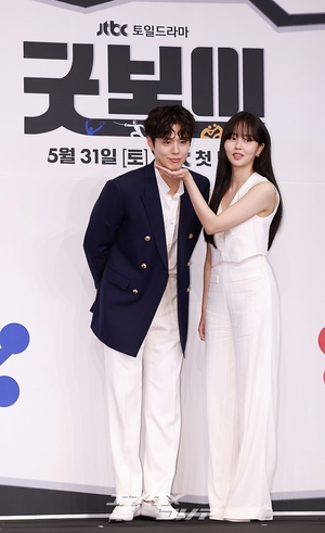 【フォト】パク・ボゴム＆キム・ソヒョン、ラブラブカップルのハート・ポーズ